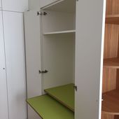 Schlafzimmerschrank mit Arbeitsplatz und Linoleumschreibfläche