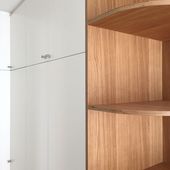 Schlafzimmerschrank mit Weiß lackierten Türen und Eichenregal