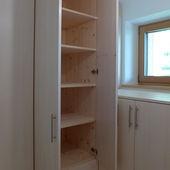 Einbauschrank mit furnierten Fronten und Massivholzkorpussen