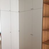 Schlafzimmerschrank mit Eichenregal