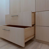 Einbauschrank mit Schubkästen aus Massivholz