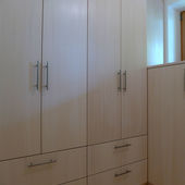 Einbauschrank mit Schubkästen und Türen