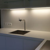 Küche mit Arbeitsplatte und Rückwand weiß lackiert